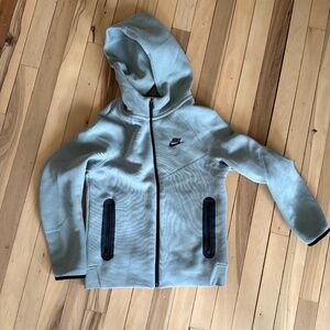 Nike Tech Sweatsuit (Top and Bottom) Kids Medium